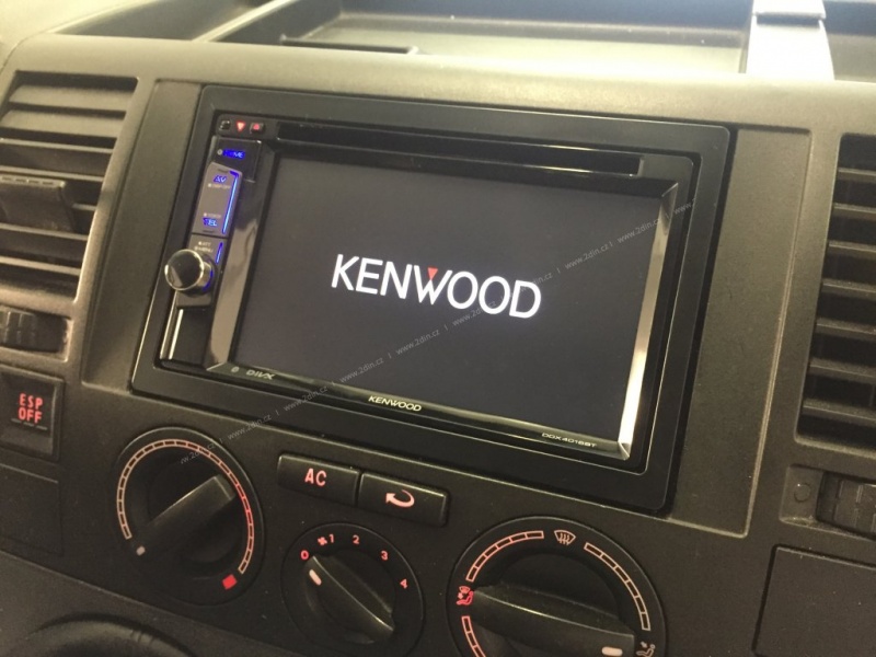 aInstalace autorádia 2din značky Kenwood do vozidla VW T5.